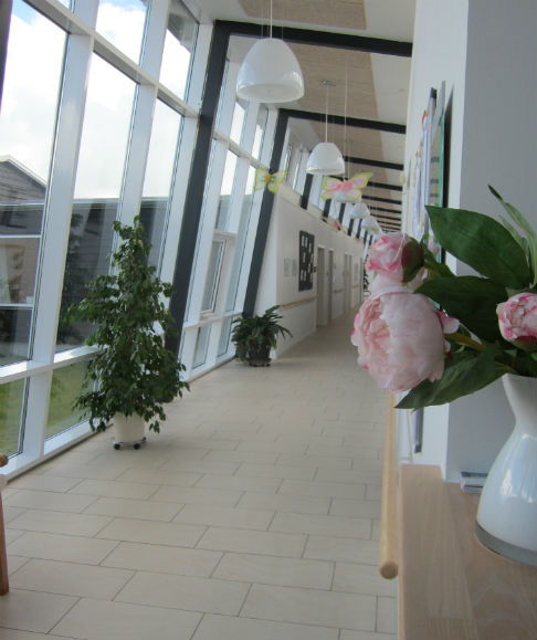 Et kig ned at en lys centergang