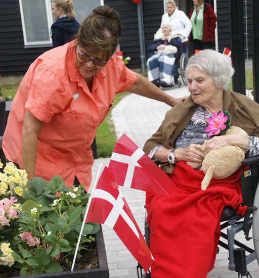 Kigger på blomster i sansehaven