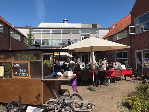 terrasse i gaarden med frokost hygge1