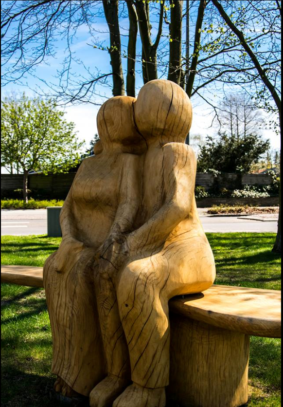 Billede af par ved indkørsel