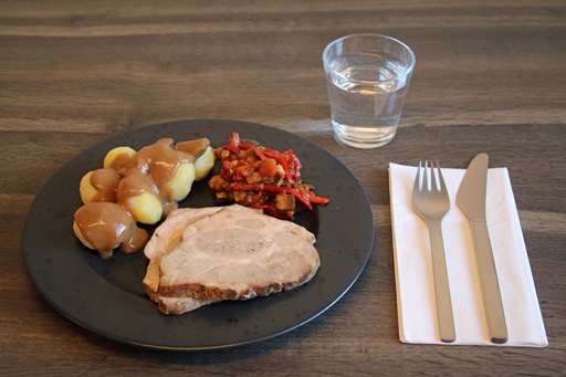 Farseret nakkefilet med flødechampignonsauce, kartofler og ratatouille