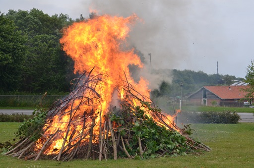 Bål
